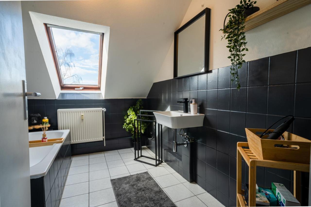 Ruhiges Apartment Klimaanlage I Smart TV I Küche I WLAN I Netflix Magdeburg Exterior foto
